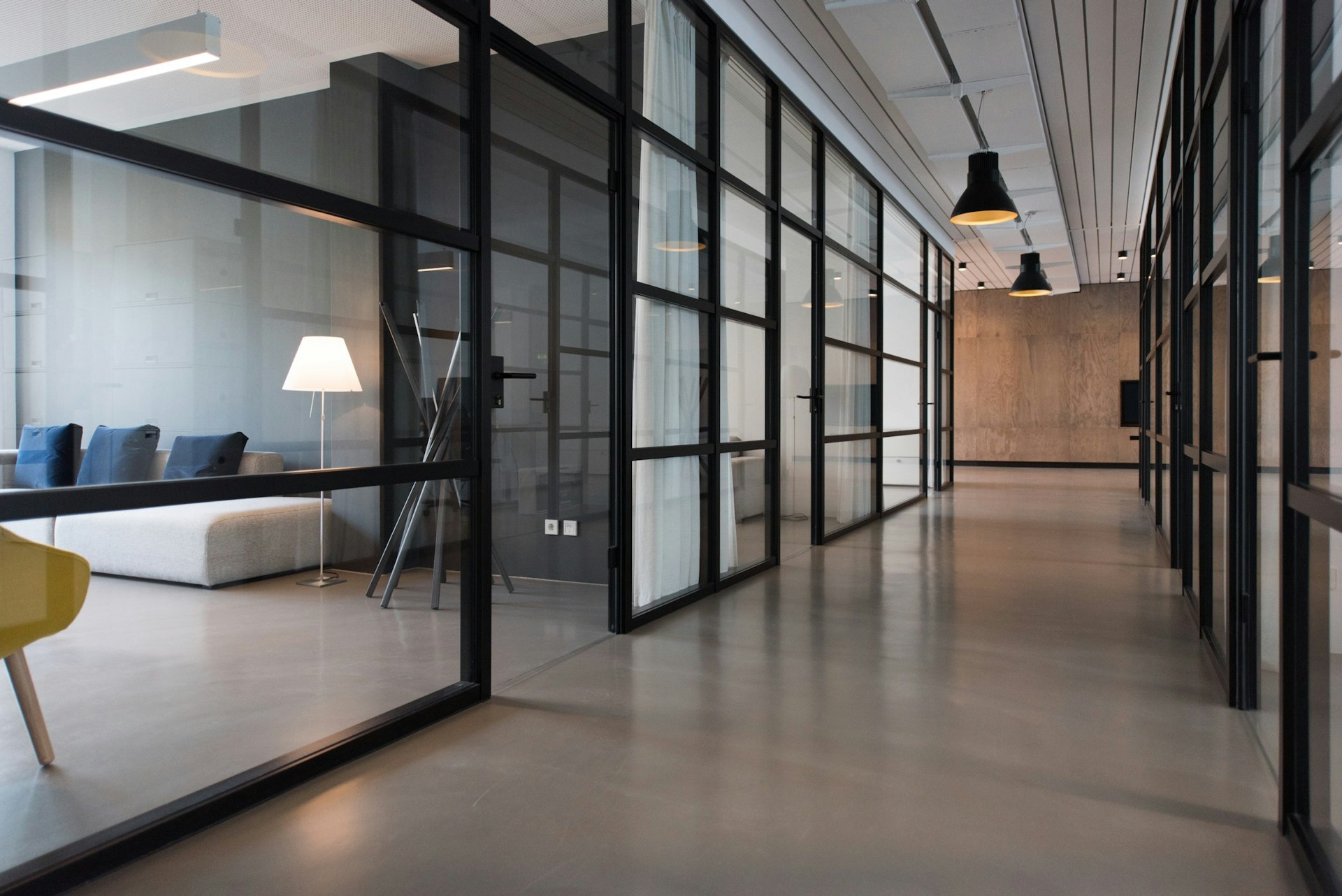 Interior editorial oscuro
